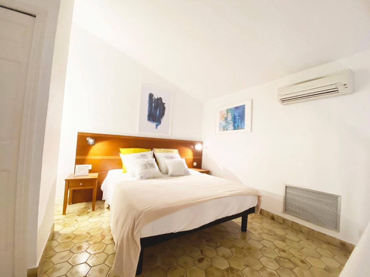 Apartment Les De Robinson: Riverside With Pool In *
