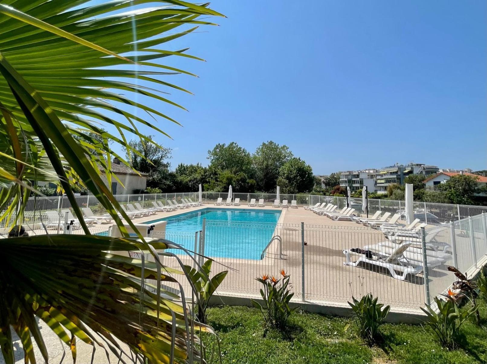 Les De Robinson: Riverside With Pool In Apartment Mandelieu-la-Napoule